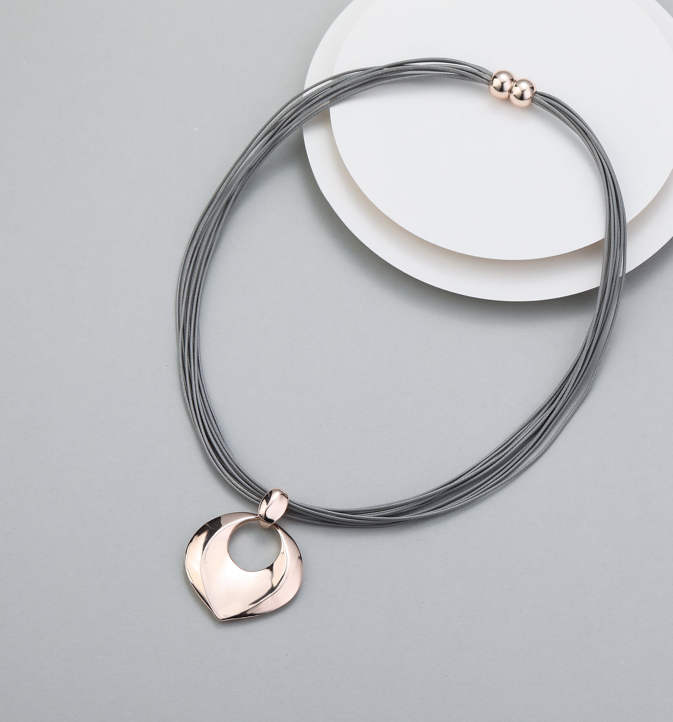 Short magnetic necklace with rose gold double open-circular pendant