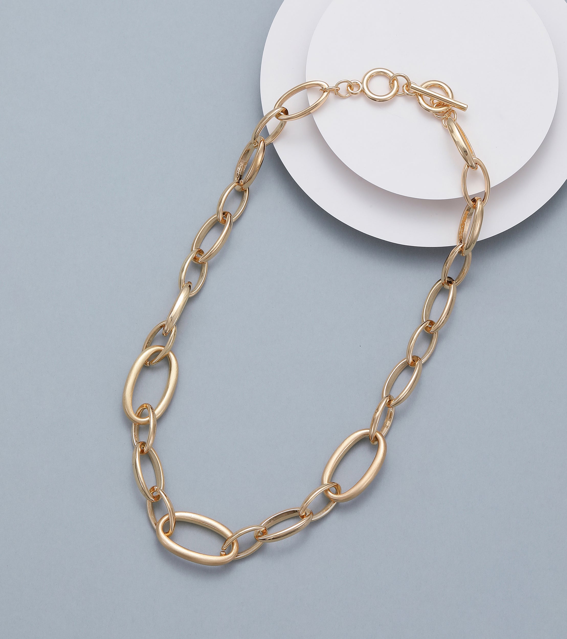 Short necklace with yellow gold interlinks