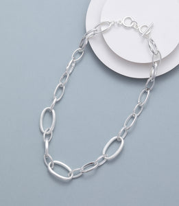 Short necklace with silver interlinks