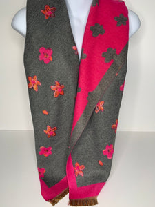 Reversible, cashmere-feel flower print scarf in grey and hot pink